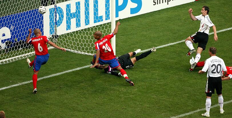 Und noch ein Tor beim WM-Auftakt
Der Doppelpack-Experte legte nach: In der 61. Minute scheiterte Klose zunächst an Costa-Rica-Keeper Jose Porras und vollstreckte im Nachschuss zum 3:1. Am Ende stand ein 4:2 gegen die Mittelamerikaner &ndash; dank Lahm und dem Schlusspunkt von Frings. Ein recht zittriger WM-Auftakt.