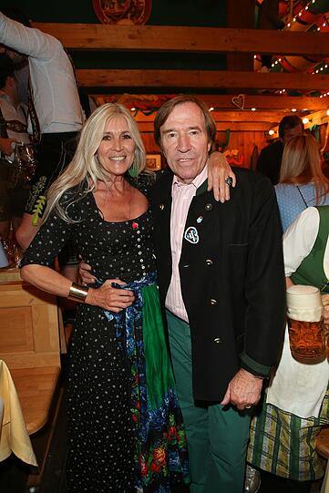 Günter Netzer mit Ehefrau Elvira im Schützenzelt.