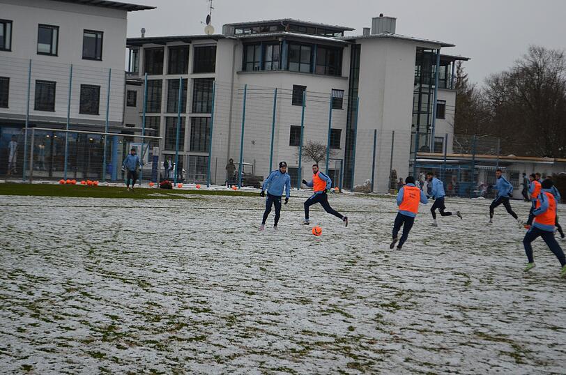Die Löwen im Schnee: Der TSV 1860 musste am Freitag vor Beginn des Trainingslagers auf weißem - und nicht wie gewohnt auf grünem - Untergrund trainieren.