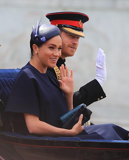Meghan strahlt! Gemeinsam mit Harry, Camilla und Kate fährt sie zur Queen in den Buckingham Palast