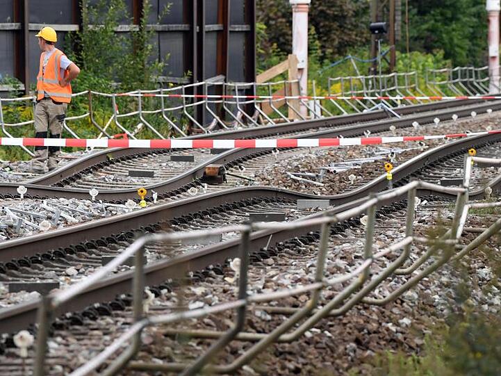 Arbeiten an der Tunnel-Baustelle in Rastatt Niederbühl, an der sich im August 2017 Bahngleise abgesenkt hatten.
