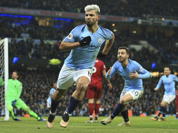 Sergio Aguero von Manchester City feiert, nachdem er das erste Tor gegen Liverpool für seine Mannschaft erzielt hat.