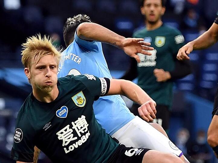 Zeigte sich schockiert über den Rassismus-Eklat beim Gastspiel bei ManCity: Burnley-Kapitän Ben Mee (l).