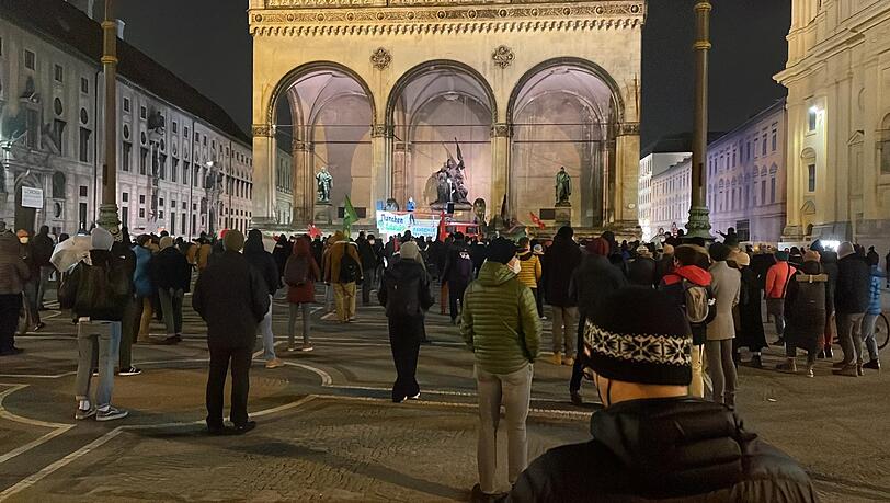 Protest mit Maske und Abstand. Die Gegendemo am Odeonsplatz am Mittwoch. Protest mit Maske und Abstand. Die Gegendemo am Odeonsplatz am Mittwoch.
