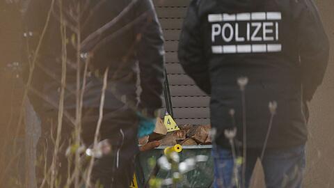 In Hattenhofen in Baden-Württemberg ist ein FDP-Kommunalpolitiker durch mehrere Schüsse verletzt worden.