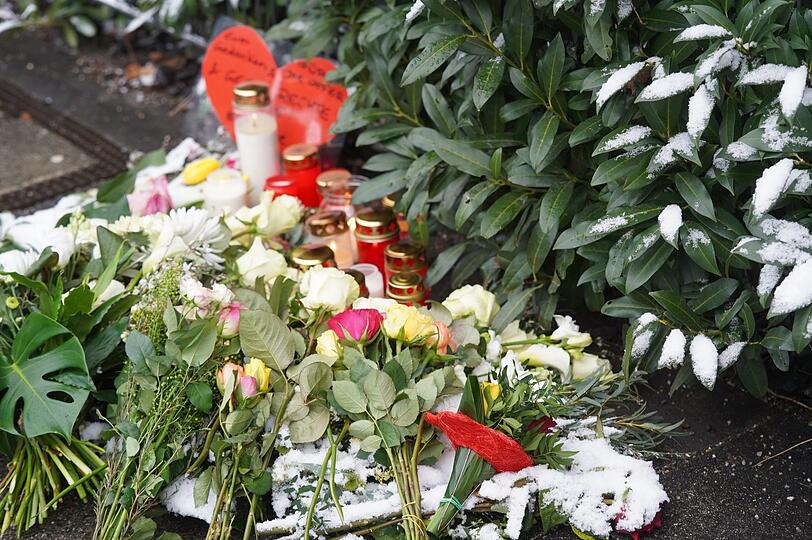 Kerzen, weiße und pastellfarbene Rosen und ein rotes Herz zum Gedenken an die Opfer des Anschlags in München. Am Donnerstag war ein Afghane mit einem Mini in einen Demozug gerast.