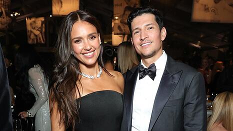 Jessica Alba und Danny Ramirez zeigten sich am 8. November vertraut bei der Baby2Baby-Gala in West Hollywood.