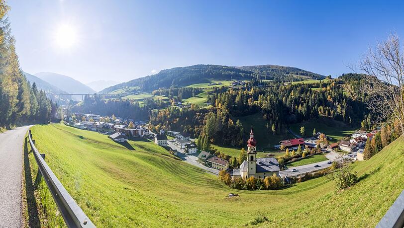 Blick auf die Gemeinde Gries am Brenner. Der Bürgermeister Karl Mühlsteiger wehrt sich mit einer Kundgebung am 30. Mai gegen zu viel Verkehr - die Brenner-Autobahn wird komplett gesperrt. Blick auf die Gemeinde Gries am Brenner. Der Bürgermeister Karl Mühlsteiger wehrt sich mit einer Kundgebung am 30. Mai gegen zu viel Verkehr - die Brenner-Autobahn wird komplett gesperrt.