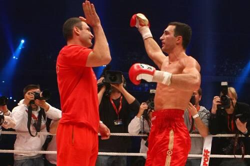 Konkurrenzlos gut: Vitali Klitschko (l.), Weltmeister der WBC, und sein Bruder Wladimir, Champ der WBO, IBF und IBO.