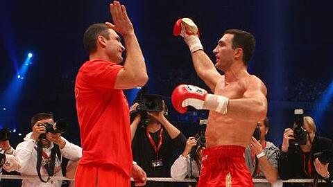 Konkurrenzlos gut: Vitali Klitschko (l.), Weltmeister der WBC, und sein Bruder Wladimir, Champ der WBO, IBF und IBO.