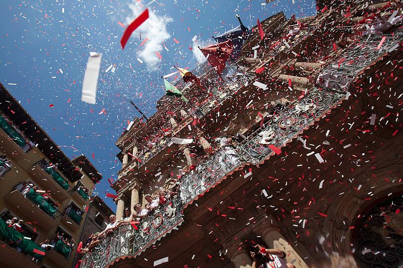 Das legendäre Stierlaufen in Pamplona ist eröffnet. Die verrücktesten Bilder des Eröffnungstages.