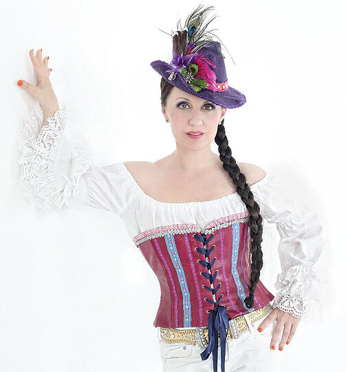 Rock-Chic: Wer es eher rockig mag, ist mit diesem Exemplar gut beraten. Damit fällt frau fällt gerne auf und trägt
ihre Reize effektvoll zur Schau, wie im Mieder von
Dirndl-Punk.