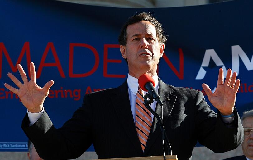 Rick Santorum: Es überrascht nicht, auch dieser Kandidat ist gottesfürchtig. Trotzdem ist er überraschend anders, ja fast geradlinig, zu seinen Überzeugungen stehend trotz medialer Ineffizienz. So ignoriert der Anwalt die Evolution, empfindet Homosexualität als Pädophilie, könnte sich durchaus Folter im Kampf gegen den Terrorismus vorstellen und plädiert für eine Mauer zwischen Mexiko und den USA, um das Einwanderungsproblem endgültig aus der US-amerikanischen Welt zu schaffen. Dass er selber aus einer Immigrantenfamilie stammt, scheint der Italo-Ire dabei vergessen zu haben.
