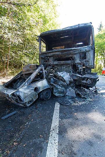 Aus bislang unbekannten Gründen kommt ein Auto auf die Gegenfahrbahn, prallt gegen einen Laster und wird unter ihn geschoben. Beide Fahrzeuge brennen komplett aus; der Autofahrer verbrennt bis zur Unkenntlichkeit.