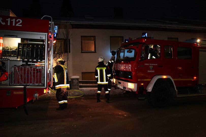 Brand in Gars im Landkreis Mühldorf am Inn: Kater "Samy" erleidet eine Rauchvergiftung. Die Feuerwehr rettet das leblose Tier aus einer brennenden Wohnung. Jetzt kümmert sich der Tierarzt um "Samy". Brand in Gars im Landkreis Mühldorf am Inn: Kater "Samy" erleidet eine Rauchvergiftung. Die Feuerwehr rettet das leblose Tier aus einer brennenden Wohnung. Jetzt kümmert sich der Tierarzt um "Samy".