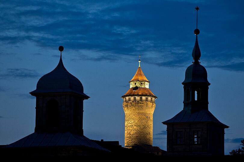 91. Nürnberger Altstadt - Die Nürnberger Silhouette ist unverwechselbar: Blick auf den Sinwellturm zur sogenannten &bdquo;Blauen Stunde&ldquo;.