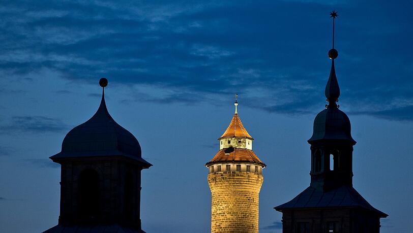 91. Nürnberger Altstadt - Die Nürnberger Silhouette ist unverwechselbar: Blick auf den Sinwellturm zur sogenannten „Blauen Stunde“. 91. Nürnberger Altstadt - Die Nürnberger Silhouette ist unverwechselbar: Blick auf den Sinwellturm zur sogenannten „Blauen Stunde“.