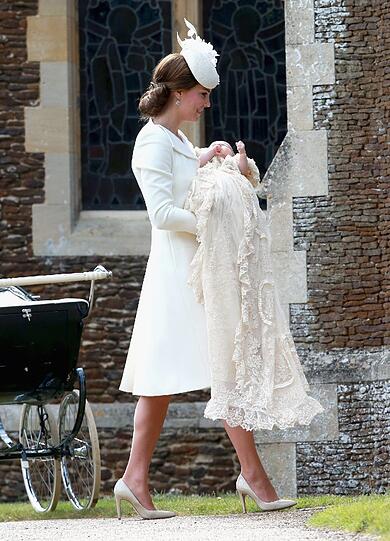 Kate und William haben am Sonntag ihre Tochter Charlotte in Norfolk taufen lassen. Auch der kleine Prinz George war mit dabei. Die Bilder.