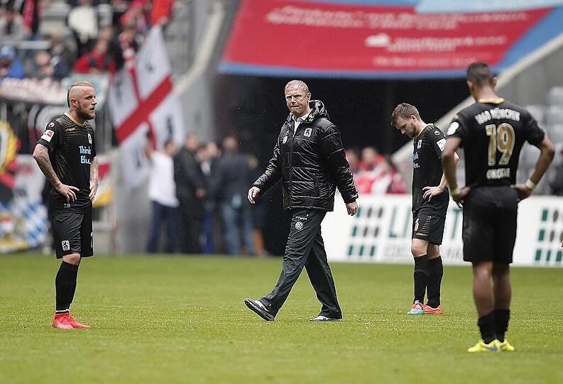 Aufreibend oft stehen sie frustriert da, die Löwen: Daniel Adlung, Trainer Torsten Fröhling, Stephan Hain und Rubin Okotie.