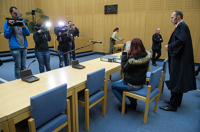 Die Angeklagte Steffi D. sitzt am 20.11.2015 im Gerichtssaal des Landgerichts in Weiden (Bayern) vor ihrem Verteidiger Christoph Scharf (r).