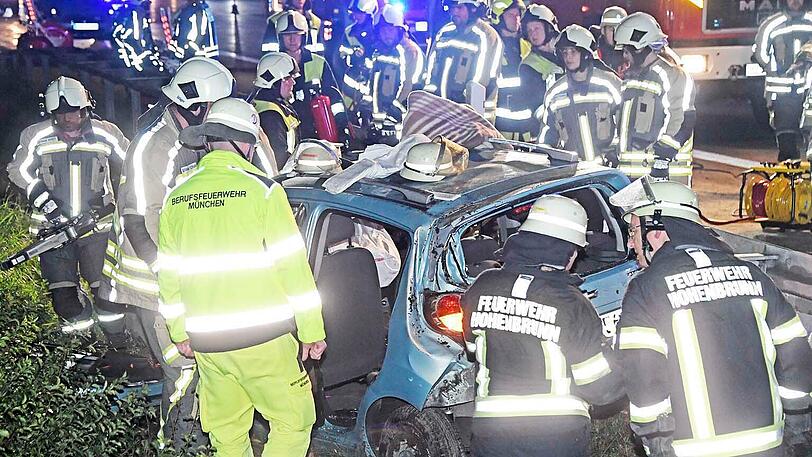 Die beiden schwer verletzten Frauen waren im Fahrzeug eingeklemmt. Die Feuerwehr musste sie befreien.