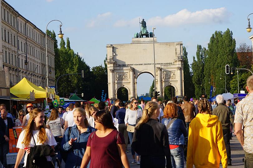 Mehrere Hundertausend Besucher flanieren jedes Jahr über das Straßenfestival Corso Leopold auf der Leopold- und Ludwigstraße. (Archivbild)