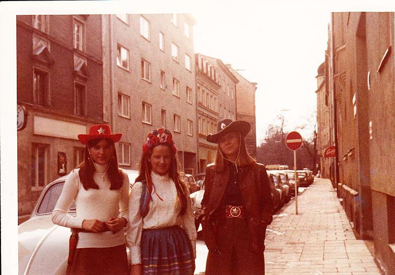 Drei "Faschingsmädchen": 1971 in der Lerchenfeldstraße, wo die Leserin aufgewachsen ist.