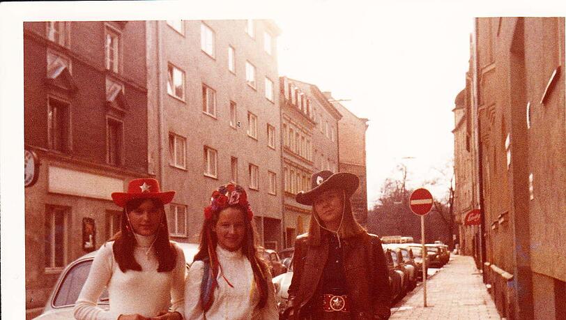 Drei "Faschingsmädchen": 1971 in der Lerchenfeldstraße, wo die Leserin aufgewachsen ist. Drei "Faschingsmädchen": 1971 in der Lerchenfeldstraße, wo die Leserin aufgewachsen ist.