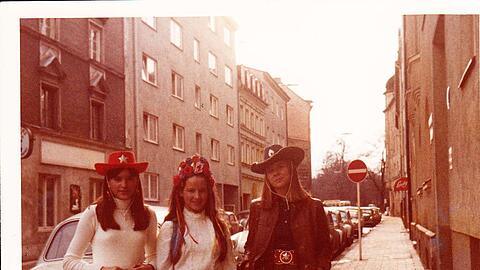 Drei "Faschingsmädchen": 1971 in der Lerchenfeldstraße, wo die Leserin aufgewachsen ist.