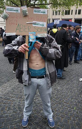 Etwa 200 Menschen demonstrieren am Sendlinger-Tor-Platz für die Legalisierung von Marihuana.