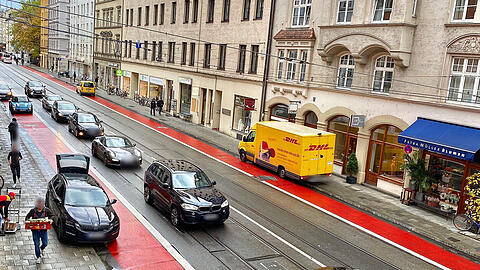 Blick von oben auf die Fraunhoferstraße: Autos und Lieferwagen sehen sich gezwungen, gegen die Straßenverkehrsordnung zu verstoßen.