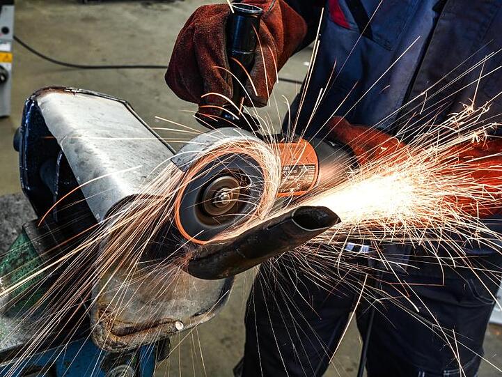 Die deutsche Industrie wird seit längerem durch die schwache Weltwirtschaft und die vielen politischen Risiken belastet.