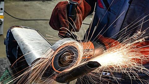 Die deutsche Industrie wird seit längerem durch die schwache Weltwirtschaft und die vielen politischen Risiken belastet.