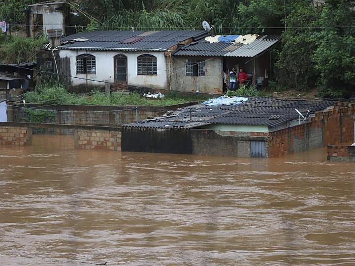 Schwere Regenfälle haben im brasilianischen Bundesstaat Minas Gerais zu Überschwemmungen und Erdrutschen geführt.