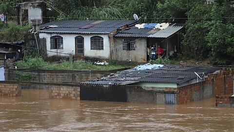 Schwere Regenfälle haben im brasilianischen Bundesstaat Minas Gerais zu Überschwemmungen und Erdrutschen geführt.