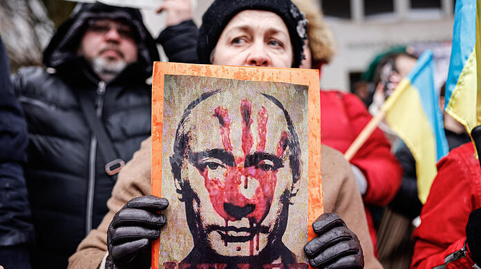 Seit fast einem Jahr gehen weltweit Menschen gegen den russischen Angriffskrieg auf die Ukraine auf die Straßen, hier in der slowenischen Hauptstadt Ljubljana. In Russland selbst sind die Proteste nach dem brutalen Vorgehen der Sicherheitskräfte weitgehend verstummt. "Aber das heißt nicht, dass die Protestbewegung nicht existiert oder die Proteststimmung verschwunden ist", sagt der Nawalny-Vertraute Leonid Wolkow. "Es gibt nur keine Möglichkeit, sie zu äußern."