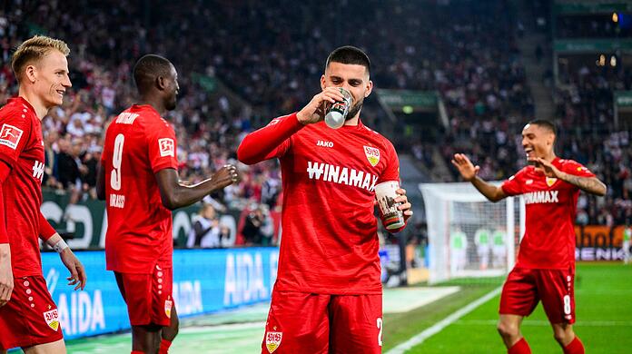 Deniz Undav (2.v.r.) feierte das 0:1 beim FC Augsburg mit einem Schluck Bier.