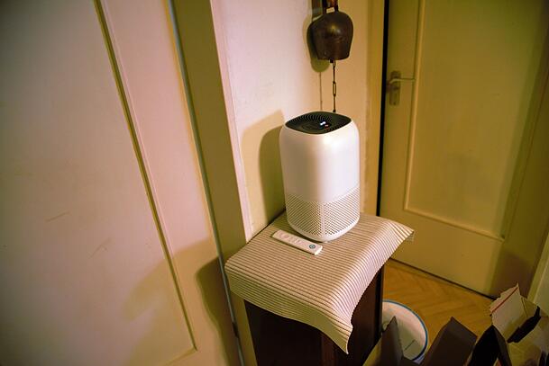 In der ganzen Wohnung verteilt stehen Luftentfeuchter und Filtergeräte seit dem Wasserschaden vor bald einem Jahr.