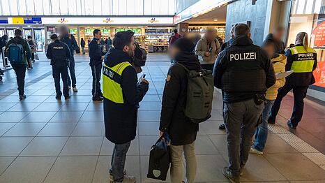 Die Polizei sucht noch nach Zeugen der Gewalttat.