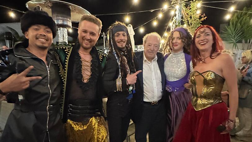 Ralph Siegel (Mitte) beim Auftritt der Dschinghis Khan -Neuformation bei der Er&ouml;ffnung des "Meson Bah&iacute;a - Restaurant Musical by Mister Eurovision Ralph Siegel".