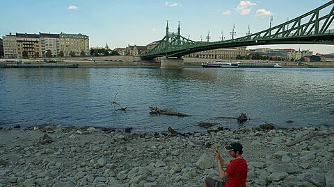 Unter der Freiheitsbr&uuml;cke l&auml;sst sich's nun im Trockenen sitzen.