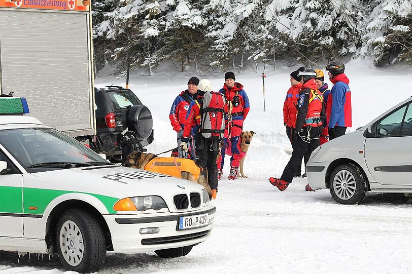 Der Lawinenabgang in der
Wendelsteinregion am Mittwochmorgen hat aller Wahrscheinlichkeit
nach keine Todesopfer gefordert. Eine am Vormittag gestartete
Suchaktion mit Einsatzkräften der Bergwacht und Hubschraubern sei
abgebrochen worden, teilte die Polizei am frühen Nachmittag mit. Die Bilder.