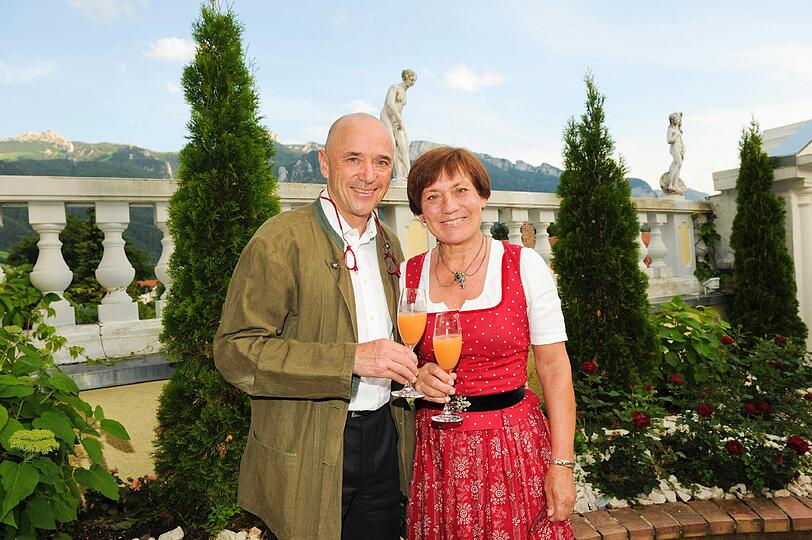 Fesch: Rosi Mittermaier und Christian Neureuther beim Champagner-Empfang.
