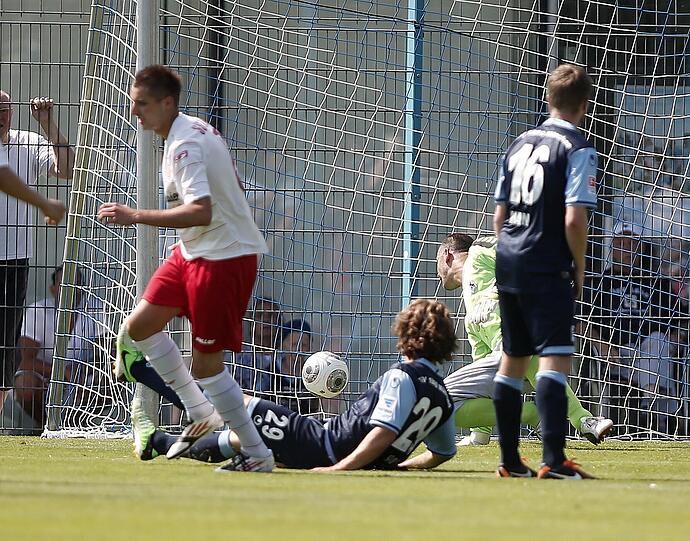Die Löwen beim Testspiel gegen Jahn Regensburg.