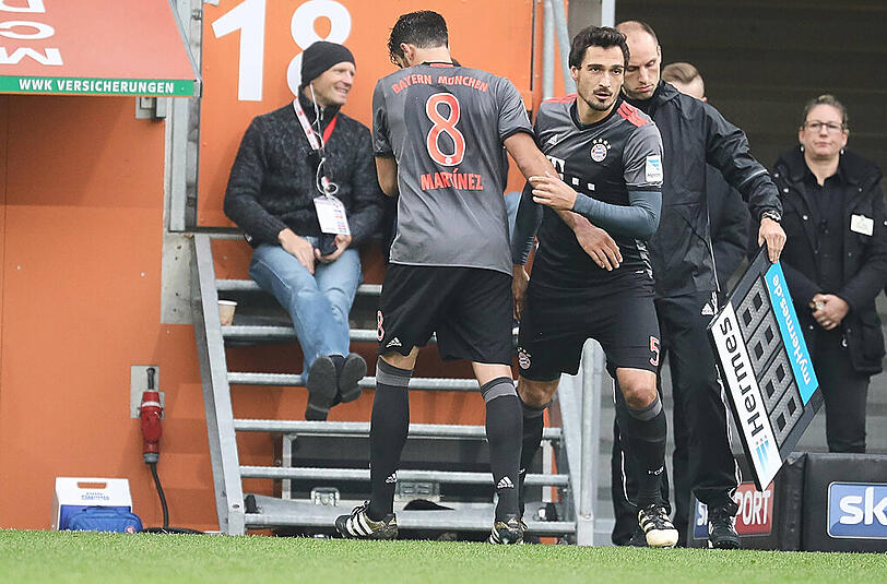 Bitterer Abgang für Javi Martínez: Der Spanier wird im Spiel beim FC Augsburg von Mats Hummels (r.) ersetzt.