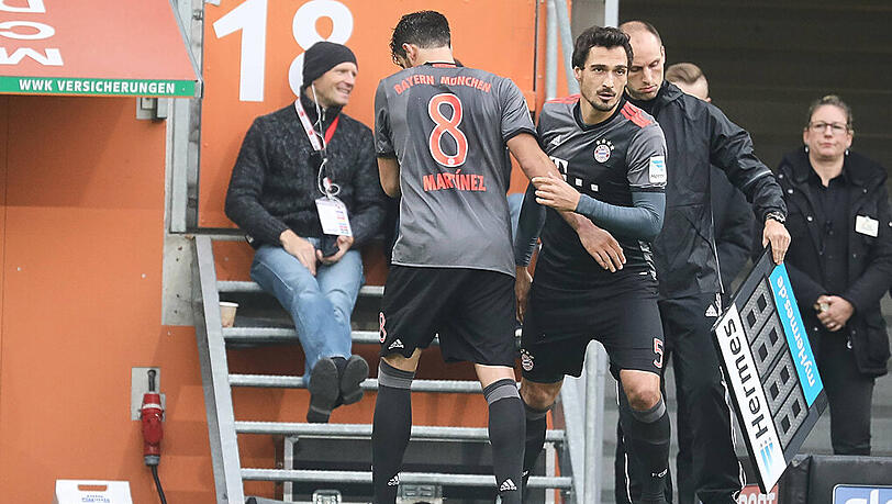 Bitterer Abgang für Javi Martínez: Der Spanier wird im Spiel beim FC Augsburg von Mats Hummels (r.) ersetzt. Bitterer Abgang für Javi Martínez: Der Spanier wird im Spiel beim FC Augsburg von Mats Hummels (r.) ersetzt.