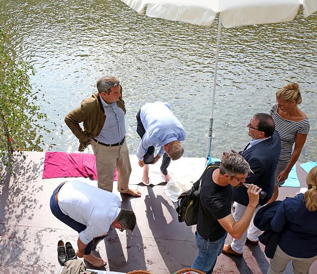 Richtig baden ist die CSU gar nicht gegangen. Hose, Hemd, mitunter auch die Jacke &ndash; all das blieb an der Isar am Dienstag brav an.