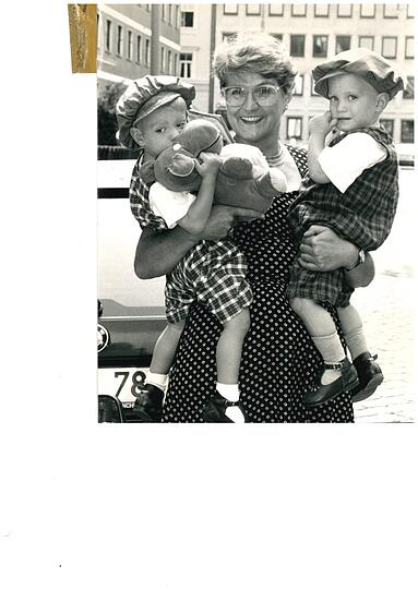 Edith von Welser-Ude mit ihren Enkeln Sebastian und Max.
