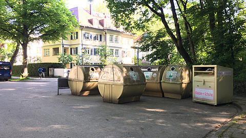 Schaut nach einer offiziellen Kleidersammlung aus. Doch in der großen Metallbox mit dem Aufkleber &bdquo;Kleider + Schuhe&ldquo; an der Poschingerstraße Ecke Kolbergerstraße wird gebrauchte
Kleidung illegal gesammelt. Erst vor Kurzem verschwand der "Kleider + Schuhe"-Container wieder.