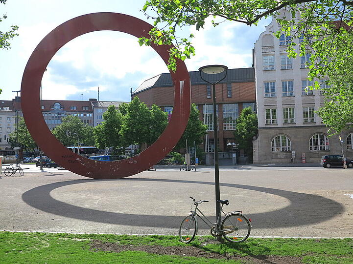 Kunst im öffentlichen Raum: AZ-Leser Djordje Matkovic hat die Schattenspiele der Skulptur an der Luisenstraße eingefangen.